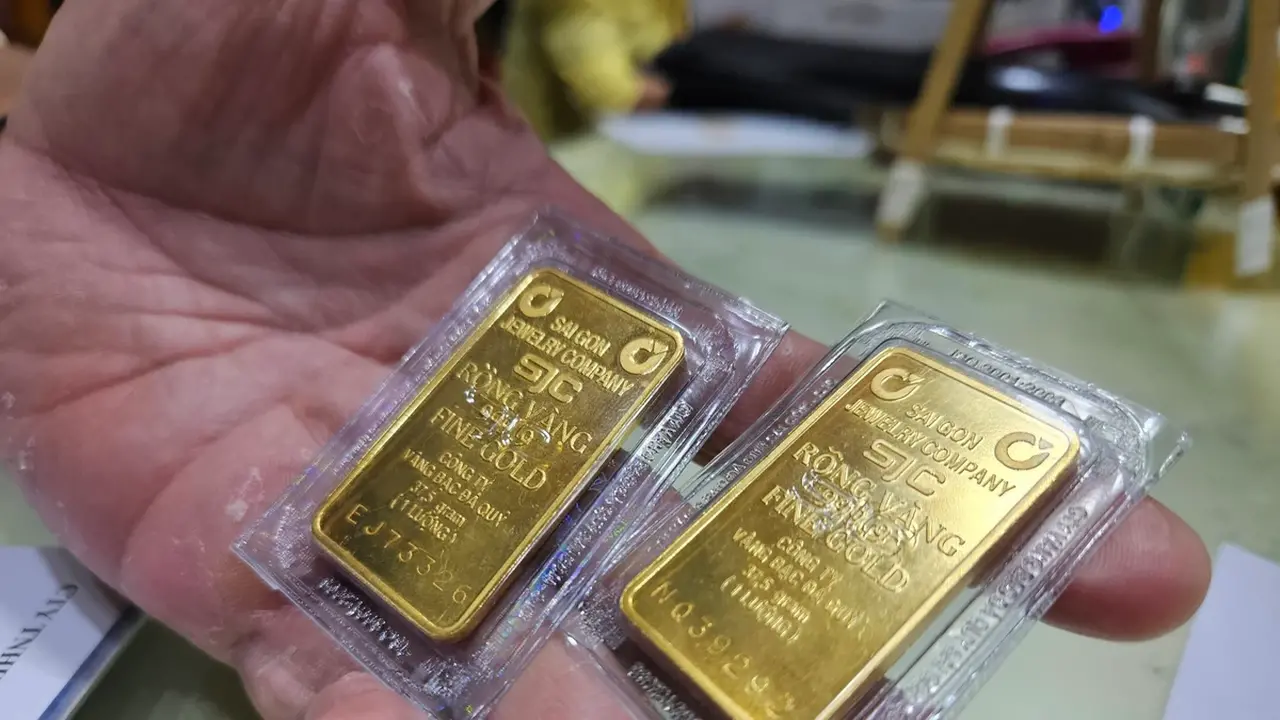 تراجع مفاجئ بأسعار معدن الذهب وخواتم شركة SJC بنحو 3 ملايين دونغ فيتنامي ونصف.